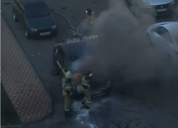 В Ставрополе на парковке загорелся автомобиль