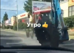 Колесо оторвалось у трактора на дороге и попало на видео в Ставрополе 