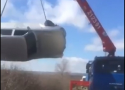 «Улетевшую» в кювет «Волгу» доставали подъемным краном под Ставрополем 