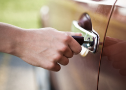 В МинВодах несовершеннолетние ограбили автомобиль