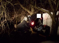 «Матиз» повис на газовой трубе после маневров девушки на Ставрополье 