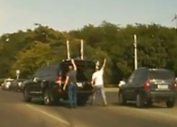 Двое мужчин на дорогом внедорожнике устроили стрельбу посреди дороги в Ставрополе и попали на видео