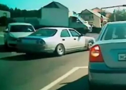 Автохам неудачно "дрифтанул" и едва не устроил ДТП в Пятигорске