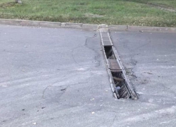 «Открытая ливневка посреди дороги, десятки машин остались без колес», - водители из Ставрополя