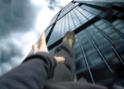 Мужчина упал с высоты седьмого этажа многоэтажки в Ставрополе