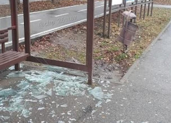 Неизвестные вандалы разбили новую остановку в Ставрополе