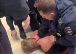 В Михайловске полицейские избили покупателя без маски