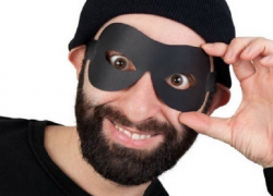 Как украсть дешевый телефон и после этого сесть в тюрьму по трем уголовным статьям наглядно продемонстрировал житель Ставрополья 