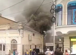 Пылающее здание в самом центре Пятигорска очевидцы сняли на видео