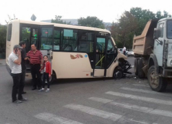 Семь человек пострадали при столкновении КамАЗа и пассажирской маршрутки