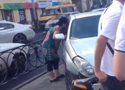 "Тойота" наехала на женщину и снесла ограждение в Ставрополе