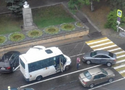 Маршрутка столкнулась с иномаркой рядом со зданием администрации Ставрополя