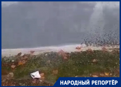 «Рабочих 10 дней нет»: после капремонта разваливающийся дом в поселке Ставрополья заливает
