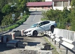 Белая иномарка протаранила бетонные блоки и повисла на краю аварийного моста в Ставропольском крае