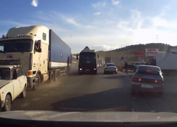 Фура едва не снесла рынок в Пятигорске из-за отказавших тормозов