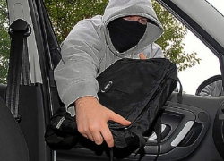 Двое мужчин в масках подкараулили и избили перевозившего деньги автомобилиста на Ставрополье