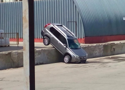 В Ставрополе автомобиль упал, не заметив конца дороги