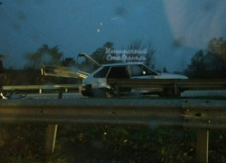 «Девятке» оторвало заднюю дверь после столкновения с дорожным ограждением под Ставрополем