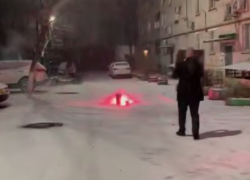 В Георгиевске устроили новогодний обстрел авто из салютов: видео