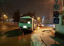 Во время торможения водитель неисправного автобуса "опрокинул" пассажирку в Ставрополе  