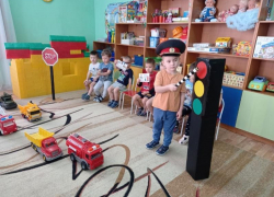В детском саду №15 в Ставрополе дети изучают ПДД через сказки и игры