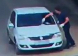 Дерзкий поджог автомобиля "Рено" в курортной зоне Ессентуков попал на видео