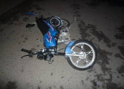 На Ставрополье таксист сбил парней на мотоцикле