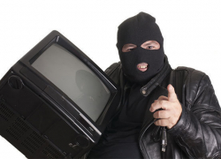 Житель Ставрополя ворвался к пенсионерке из Саратова и украл телевизор