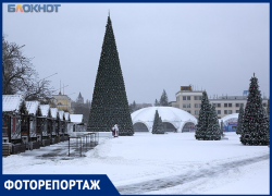 Разукрашенный центр и серые улицы: новогоднее преображение Ставрополя показали в фоторепортаже «Блокнота» 