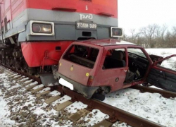 «Ока» и тепловоз столкнулись на железнодорожном переезде Ставрополья