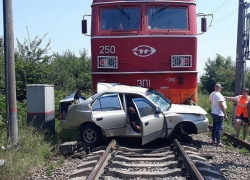 Водитель и пассажир «Акцента» со ставропольскими номерами погибли в страшном столкновении с поездом на Кубани