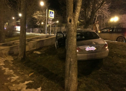 Лихач снёс два дерева на своем автомобиле в центре Ставрополя
