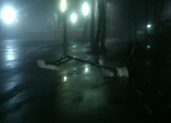 Ветер в Ставрополе повалил столбы и ограждения