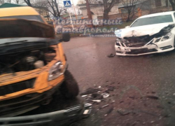 Пассажирская маршрутка и "Мерседес" столкнулись на перекрестке в Ставрополе