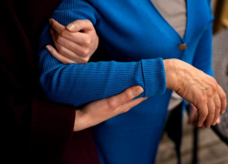 Студенты СтГМУ в Ставрополе помогли упавшей в обморок пенсионерке 