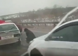 Шесть автомобилей столкнулись на скользкой трассе в Ставропольском крае