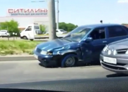 Последствия столкновения «десятки» с иномаркой на Кулакова в Ставрополе попали на видео 