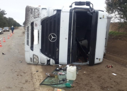 На Ставрополье перевернулся грузовой автомобиль