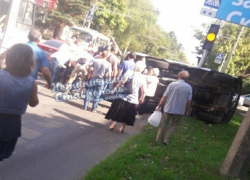 «Скорая» перевернулась перед светофором на перекрестке в центре Ставрополя – есть пострадавшие