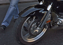 В Ставрополе мотоциклист сбил женщину и скрылся с места происшествия