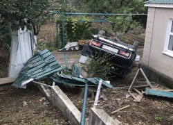 Водитель на "шестерке" "влетел" в чужой двор и перевернулся на Ставрополье
