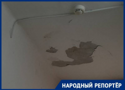 «Сыпется штукатурка на голову»: жители Невинномысска рассказали о плачевном состоянии медучреждения