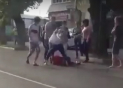 Жестокая драка двух групп подростков с избиением лежачего в Ставрополе попала на видео