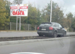 Отечественный джип при столкновении выкинул люксовый внедорожник на газон