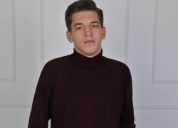 «Бежит мужчина, бьет моего сына головой в нос»: отец экс-одноклассника избил ставропольского подростка