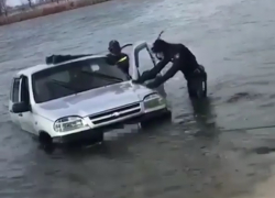 Появилось видео ночной погони за пьяным водителем, нырнувшим на "Ниве" в реку