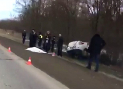 Девушка за рулем иномарки въехала в дерево и разбилась насмерть в Ставропольском крае