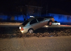 Такси загадочным образом повисло на проводах в Пятигорске