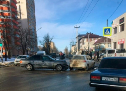 Два автомобиля создали огромную пробку в Ставрополе