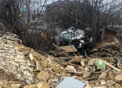 Автомобиль врезался в каменный забор и перевернулся в Кисловодске, - водитель погиб